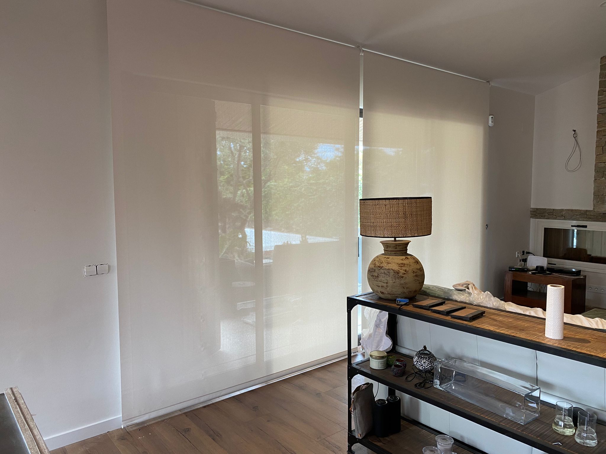 Cortinas enrollables con tejido técnico screen instaladas en vivienda en Calafell