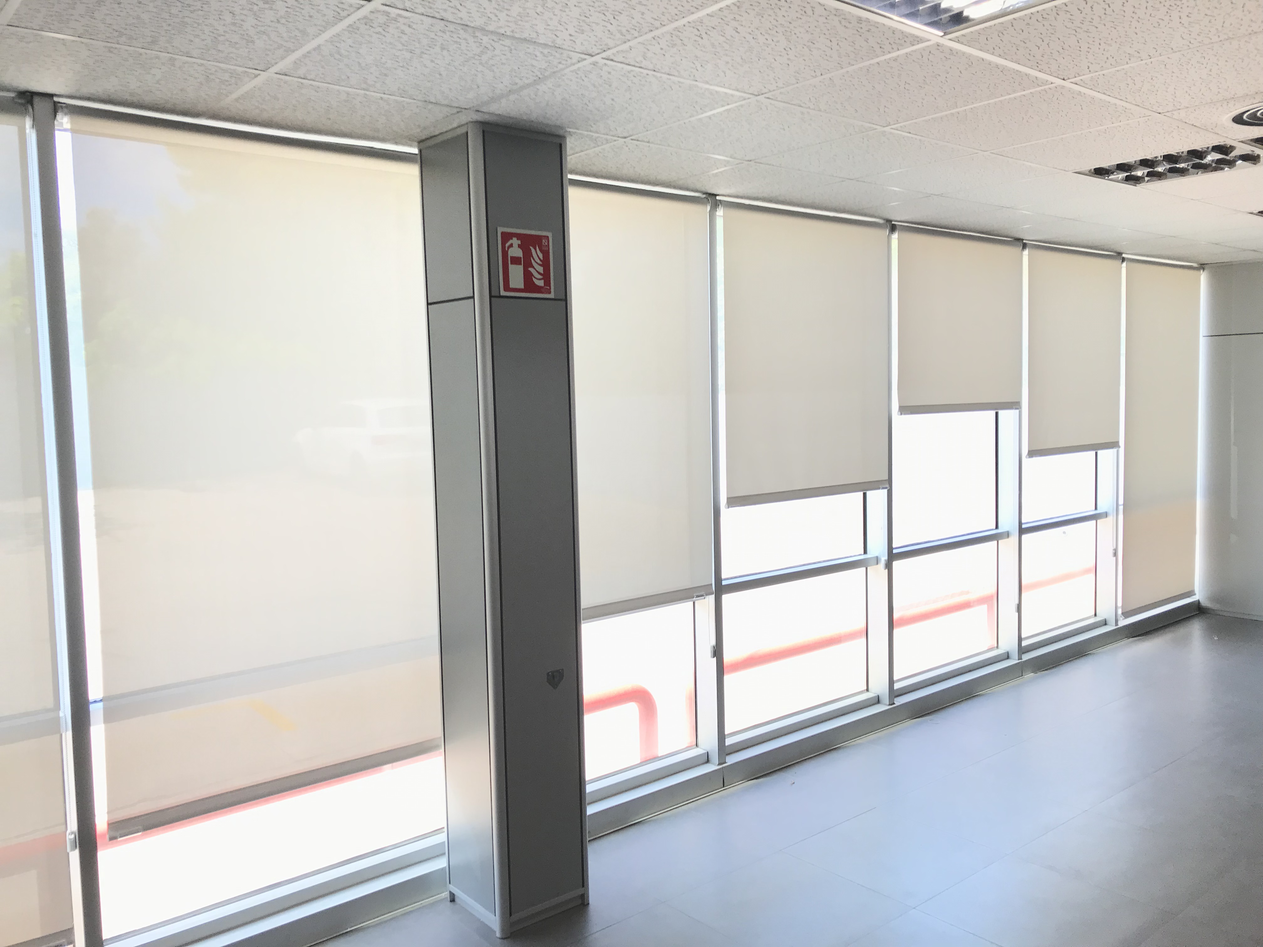 Cortinas enrollables con tejido técnico screen instaladas en oficina