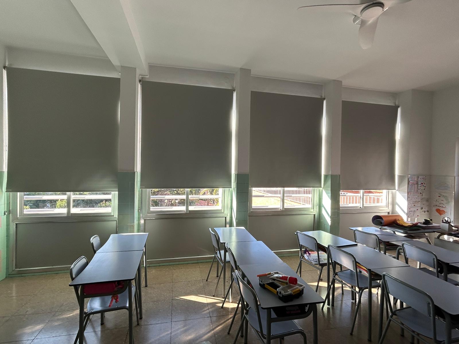 Cortinas instaladas en ventanas de aula en colegio de Barcelona