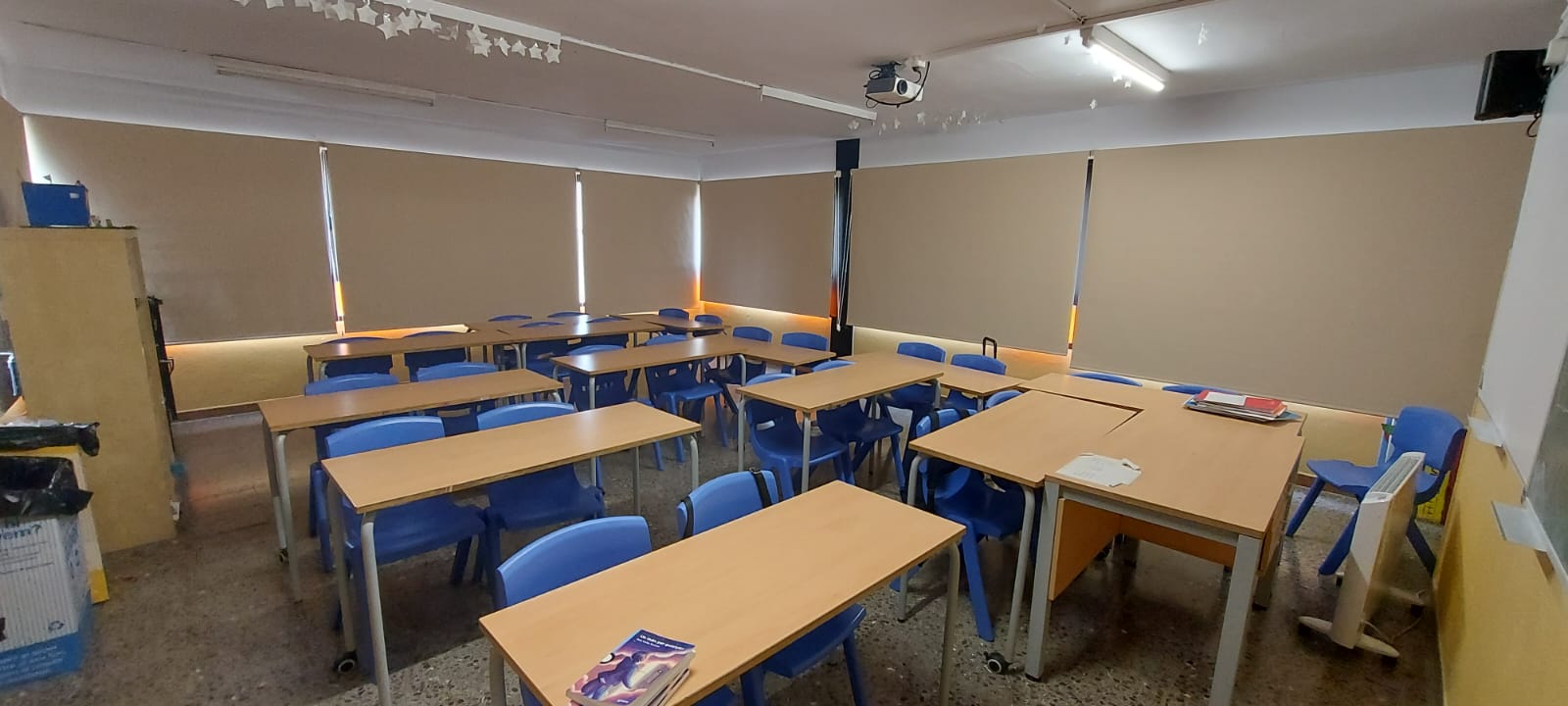 Estores opacos en aula de colegio de Barcelona 