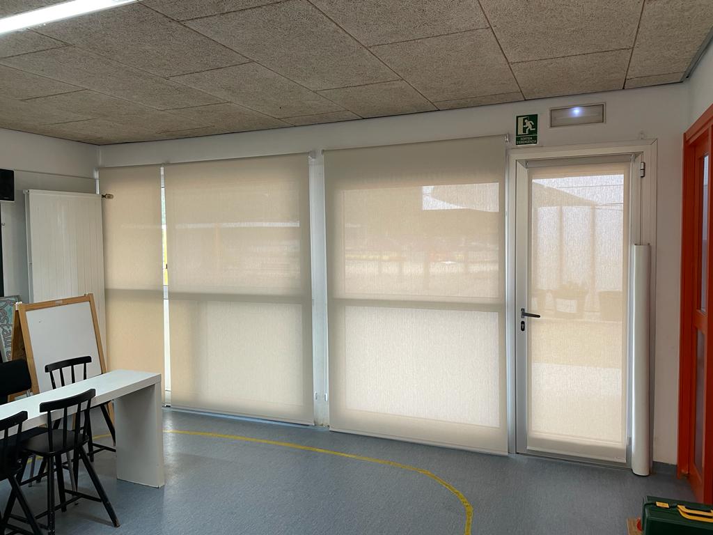 Estores enrollables Escola Turó de Can Mates en aula de primaria (Sant Cugat del Vallès)