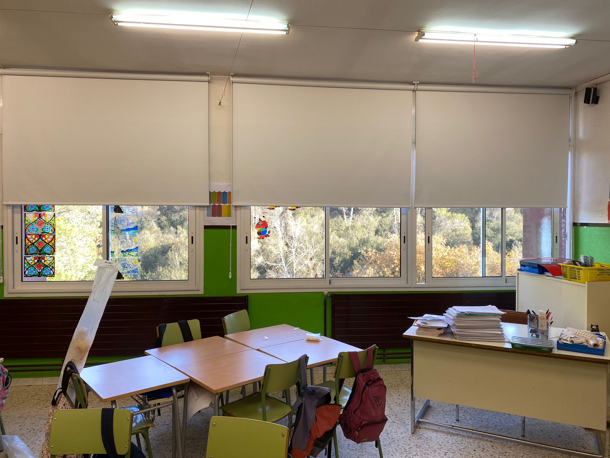 Cortinas enrollables instaladas en aula de escuela en Barcelona