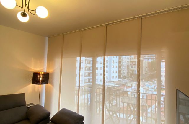 Instalación de panel japonés con tejido técnico screen, referencia Natté380P abertura del 5% color 002008, en vivienda de Barcelona