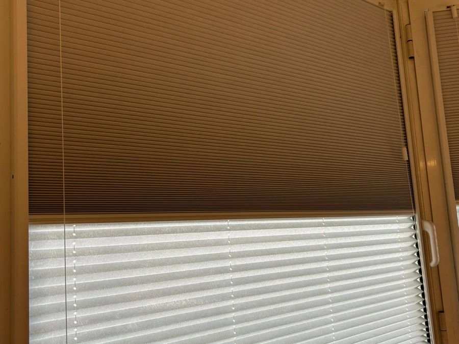 Instalación de cortinas plisadas con tejido cell en vivienda de Barcelona