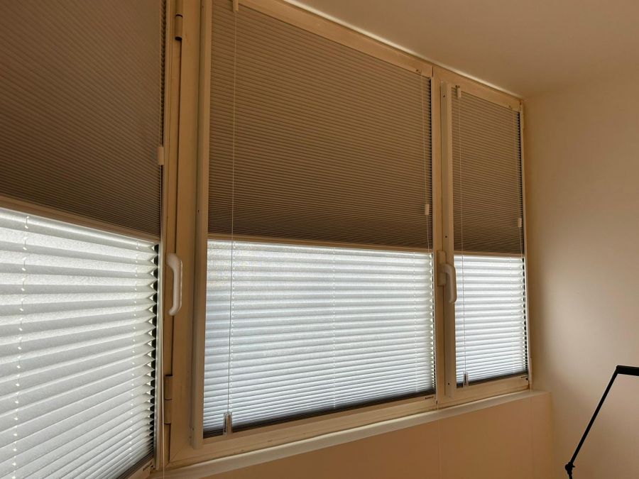 Instalación de cortinas plisadas con tejido cell en vivienda de Barcelona