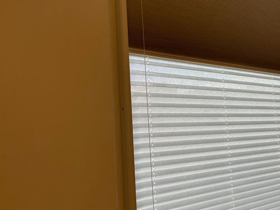 Instalación de cortinas plisadas con tejido cell en vivienda de Barcelona