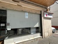 Instalación de estore enrollable con tejido técnico screen, referencia 420P abertura del 1% y color White/Linen, en tintorería de Badalona