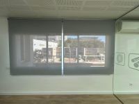 Cortinas enrollables con tejido técnico screen, abertura del 1% y referencia Natté420 color Pearl/Grey, instaladas en oficinas de Sant Just Desvern